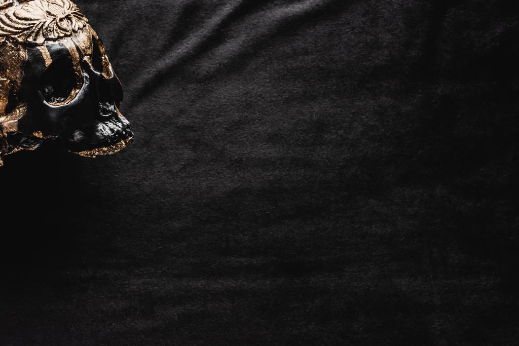vue de dessus du crâne occulte et rituel sur noir  - Photo, image