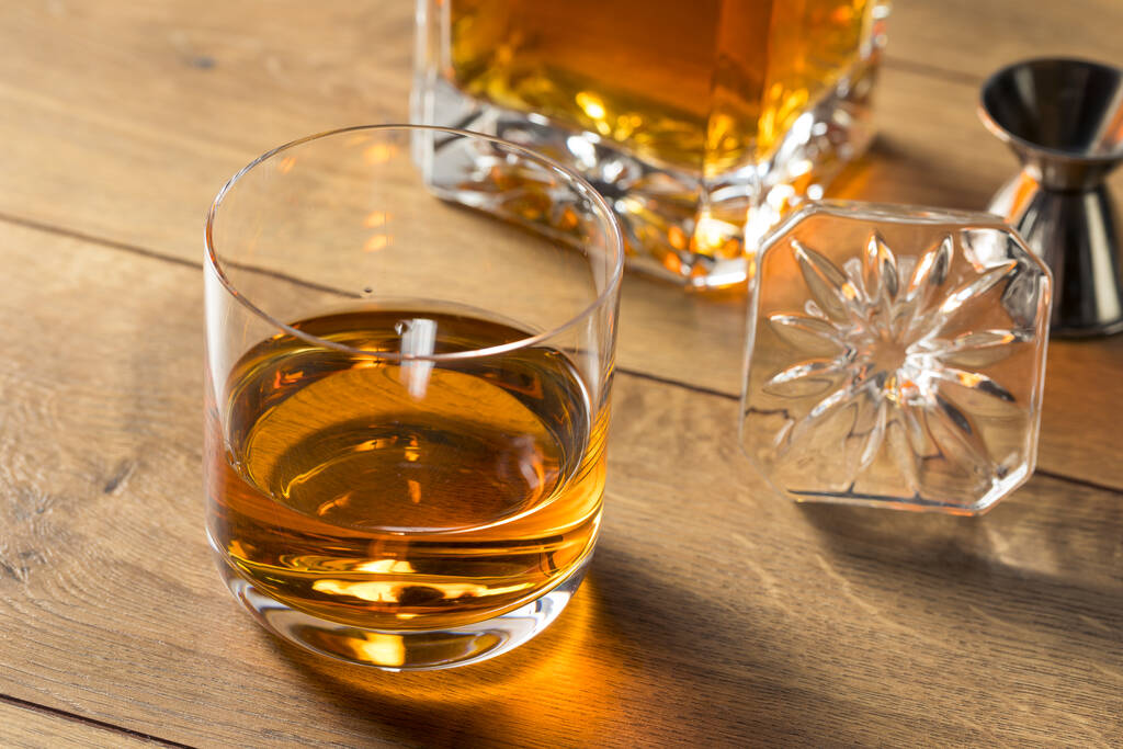 Boozy alkoholisti viski siisti Rocks Glass - Valokuva, kuva