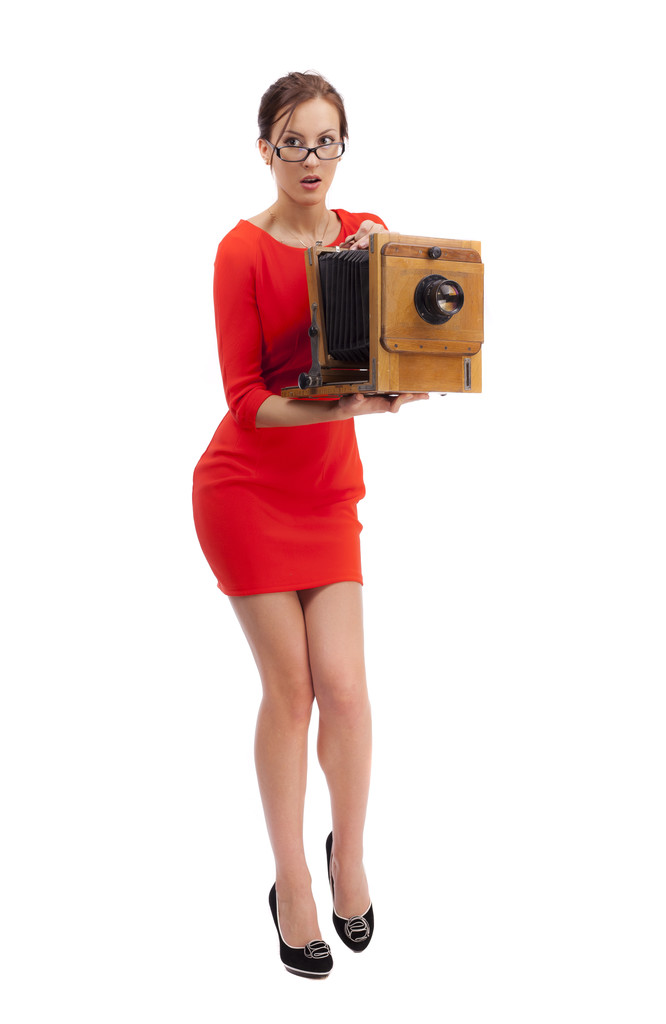 egy régi fényképezőgép piros ruhás lány - Fotó, kép