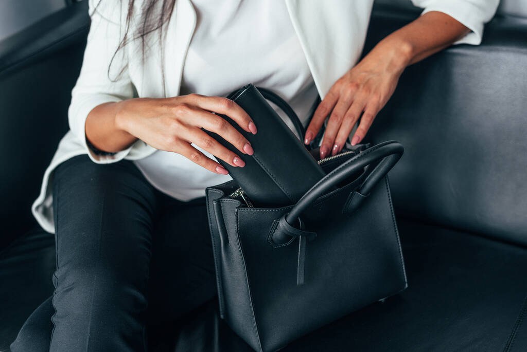 mujer de negocios con bolso de cuero negro y bolso de cuero negro
 - Foto, Imagen