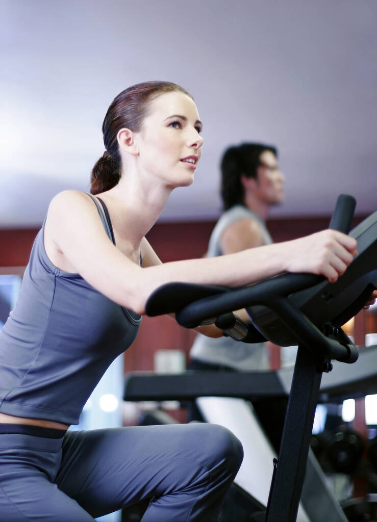 Spor salonunda egzersiz yapan bir kadın - Fotoğraf, Görsel