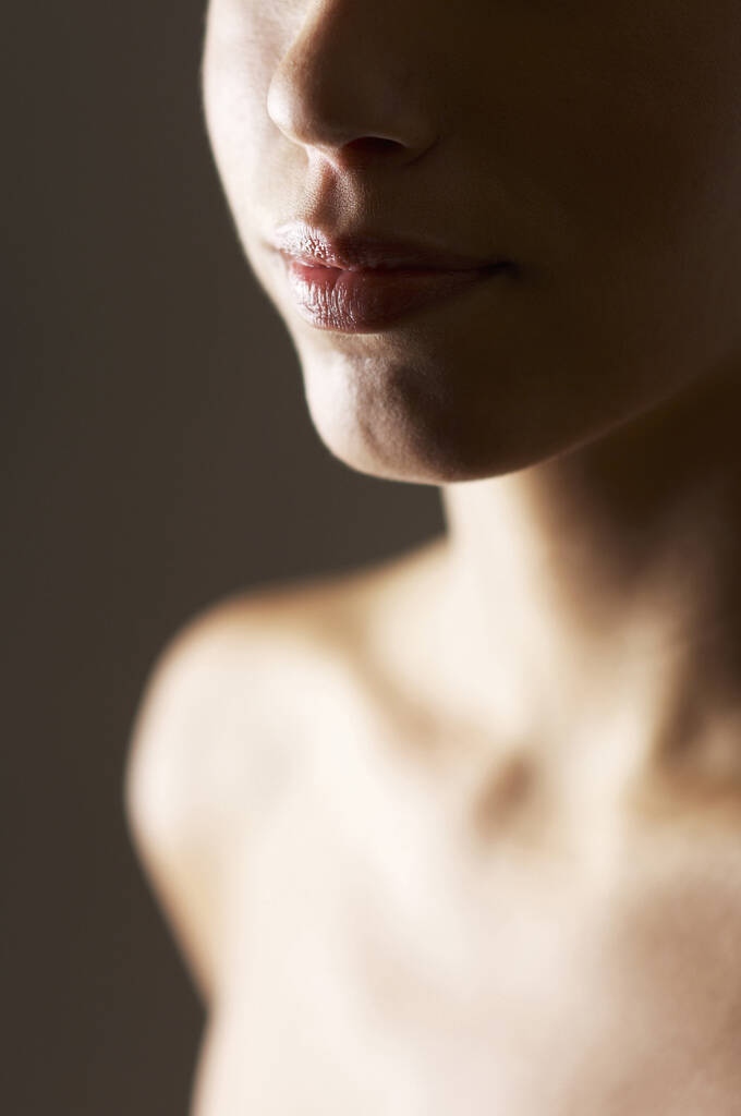 Крупним планом жіноче обличчя і груди
 - Фото, зображення