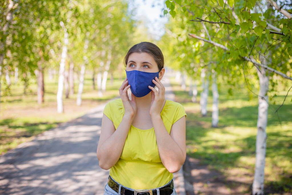 Retrato de uma mulher pensativa com uma máscara azul em seu rosto
. - Foto, Imagem