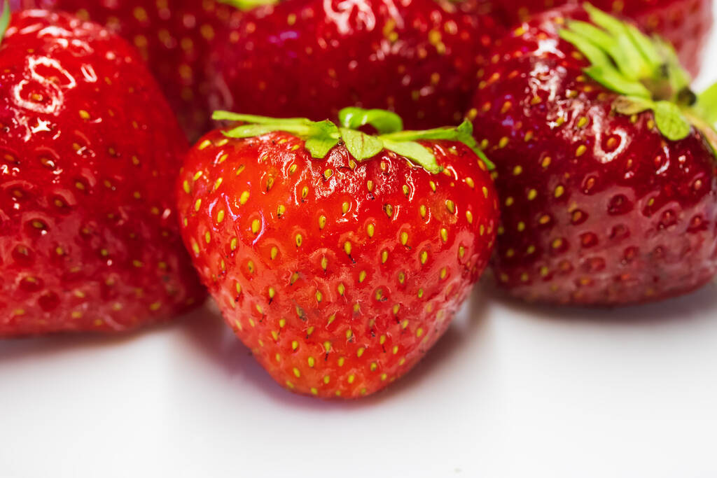 φράουλες σε πιάτο / ώριμα φρούτα φράουλας - Φωτογραφία, εικόνα