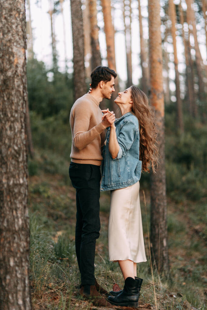Un jeune couple heureux sur le point de s'embrasser. Couple promenades dans la nature au coucher du soleil. - Photo, image