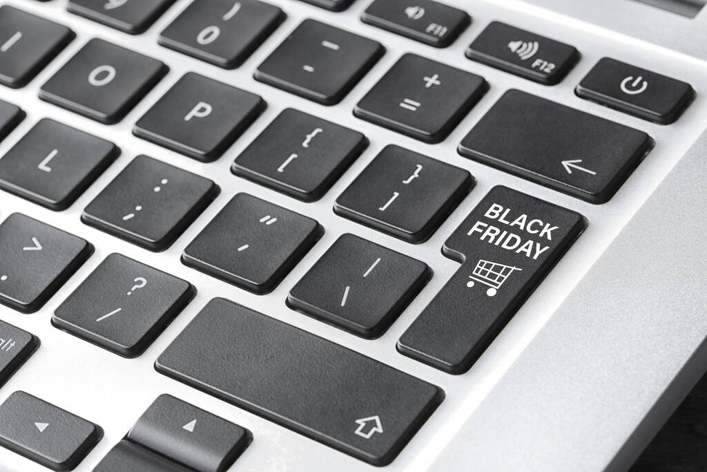 Kara Cuma düğmeli dizüstü bilgisayar klavyesi, yakın plan. İnternetten alışveriş  - Fotoğraf, Görsel