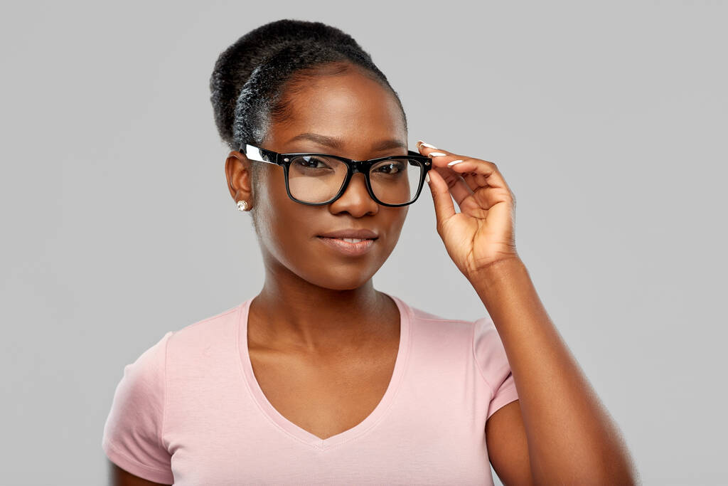 Gözlüklü Afrikalı Amerikalı kadın - Fotoğraf, Görsel