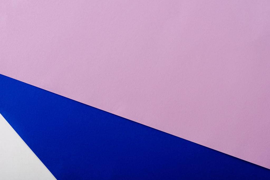abstrakcyjne geometryczne tło z białym, różowym, niebieskim i fioletowym papierem - Zdjęcie, obraz