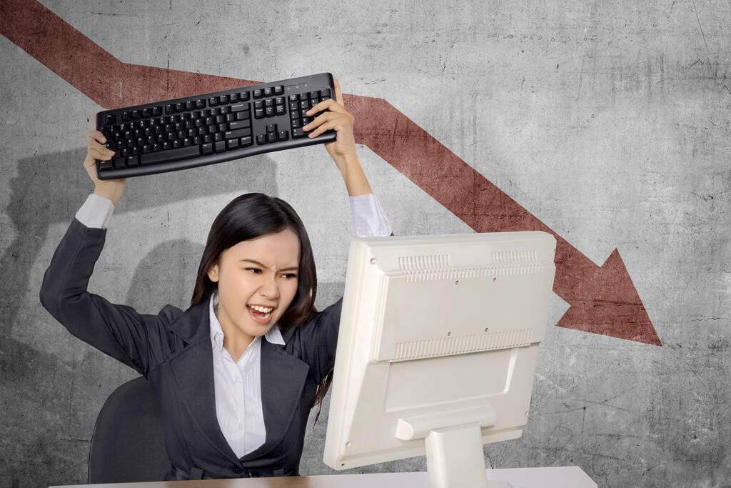 Femme d'affaires asiatique se sentant déprimé regardant rapport d'impact économique mondial sur l'ordinateur parce que la pandémie de coronavirus - Photo, image