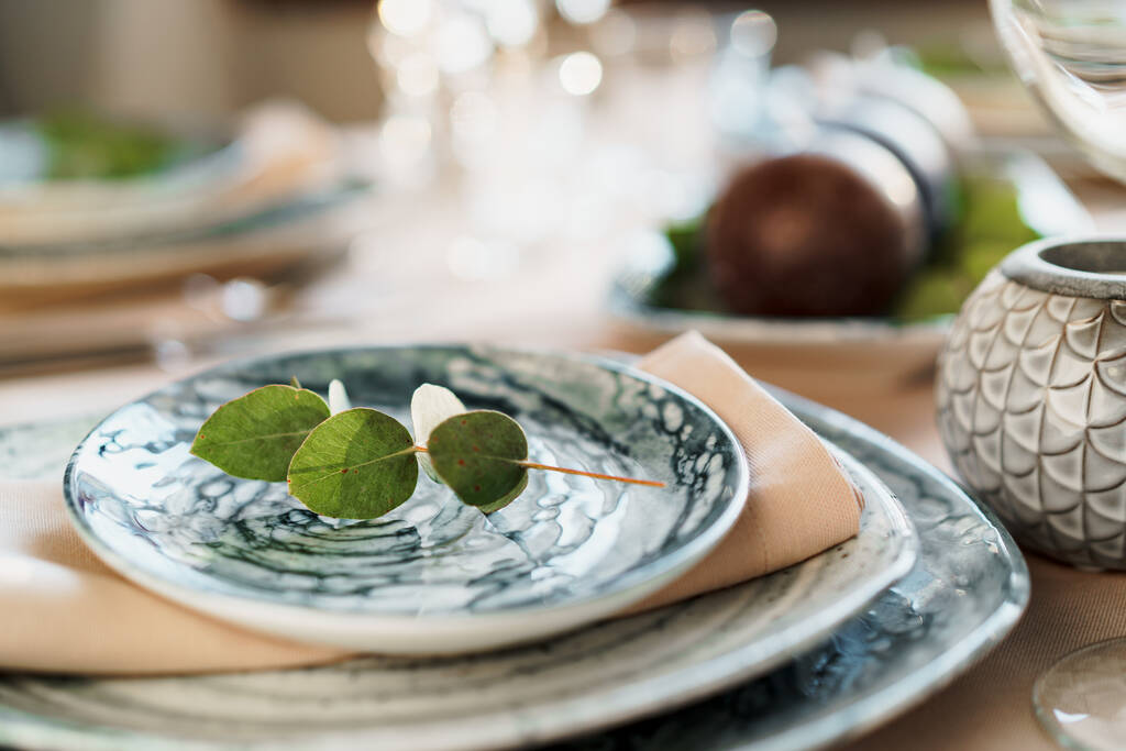 Beau cadre de table élégant avec vaisselle élégante verte et couverts en argent - Photo, image