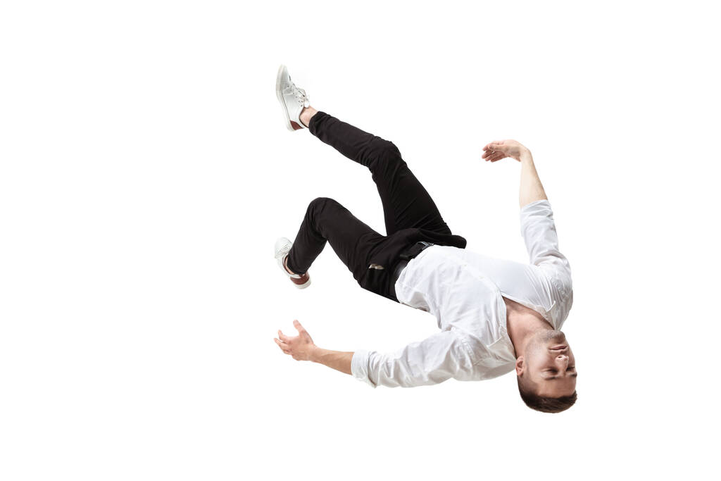 Mitten in der Luft. Studioaufnahme eines attraktiven jungen Mannes, der in der Luft schwebt und die Augen geschlossen hält - Foto, Bild