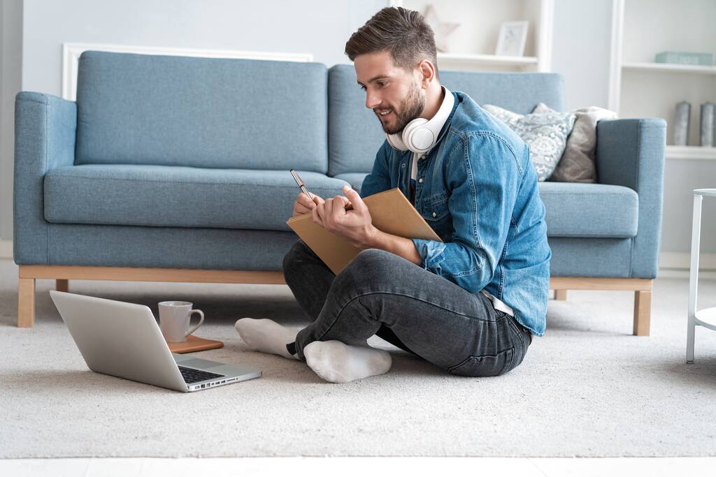 Красивый современный мужчина дизайнер работает на ноутбуке онлайн, используя интернет в домашних условиях
 - Фото, изображение