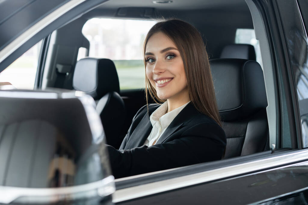 Piękny młody biznes kobieta jazdy samochodem. - Zdjęcie, obraz