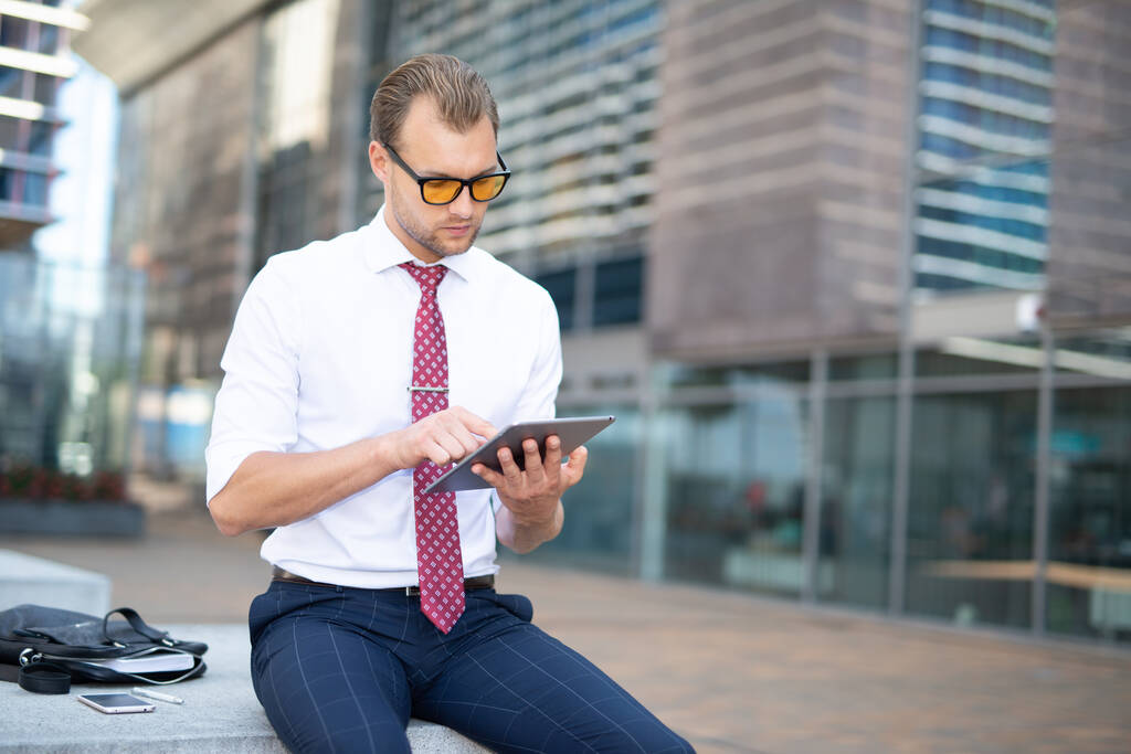 zakenman met behulp van een digitale tablet in een stedelijke omgeving - Foto, afbeelding