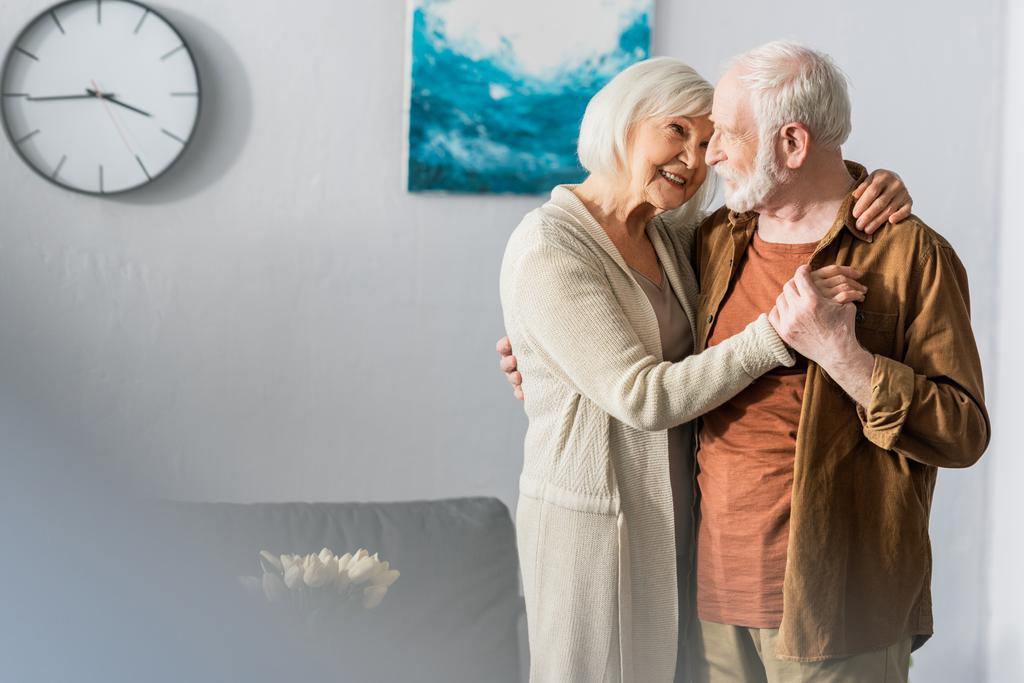 concentrazione selettiva di felice coppia di anziani che balla a casa - Foto, immagini