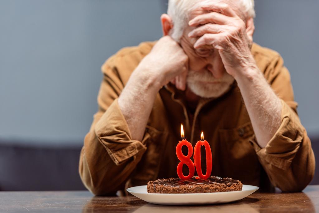 depressziós, magányos végzős ül közel születésnapi torta száma nyolcvan - Fotó, kép
