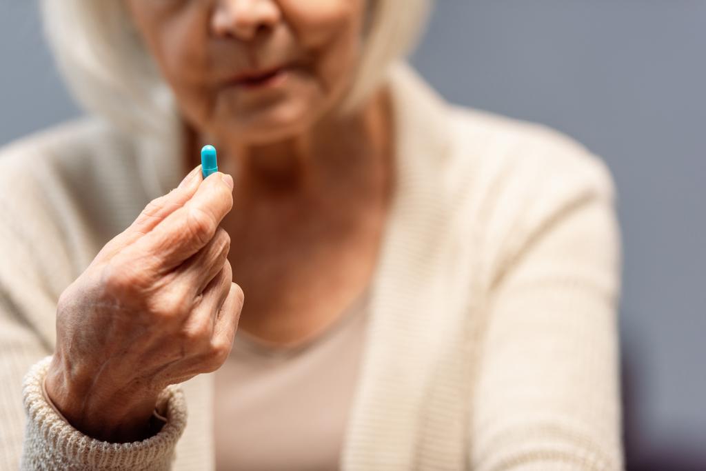 περικοπή άποψη της ηλικιωμένης γυναίκας που κατέχουν χάπι, επιλεκτική εστίαση - Φωτογραφία, εικόνα