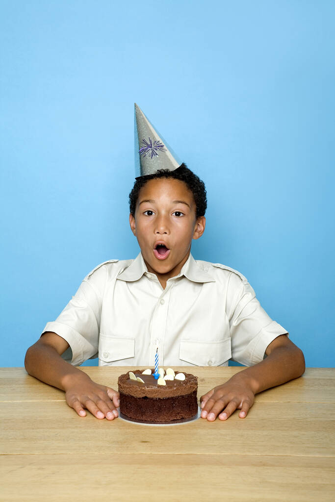 Хлопчик дме свічки на день народження торт
 - Фото, зображення