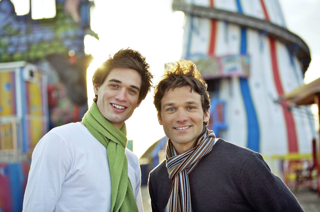 Dois homens num parque de diversões - Foto, Imagem