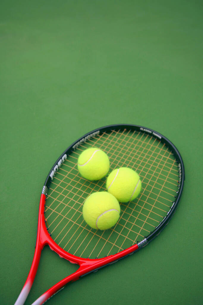 Tennisschläger und Tennisbälle auf dem Platz - Foto, Bild