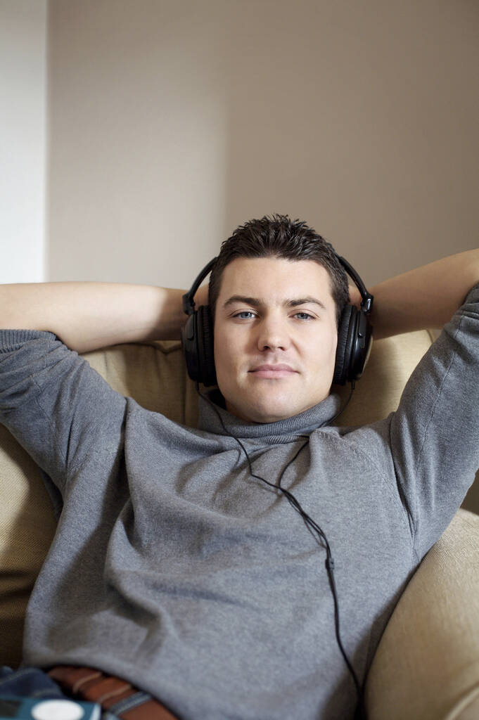 Homme écoutant de la musique sur un lecteur MP3 portable - Photo, image