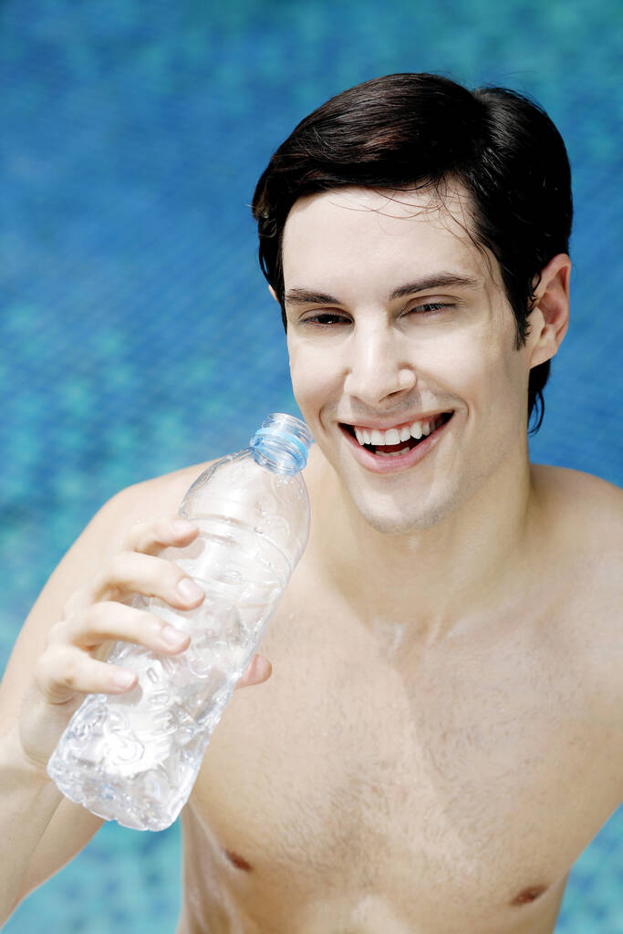 Homme tenant de l'eau en bouteille - Photo, image