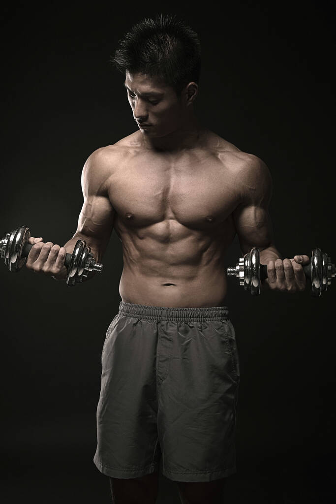 Musculoso hombre levantando pesas
 - Foto, imagen