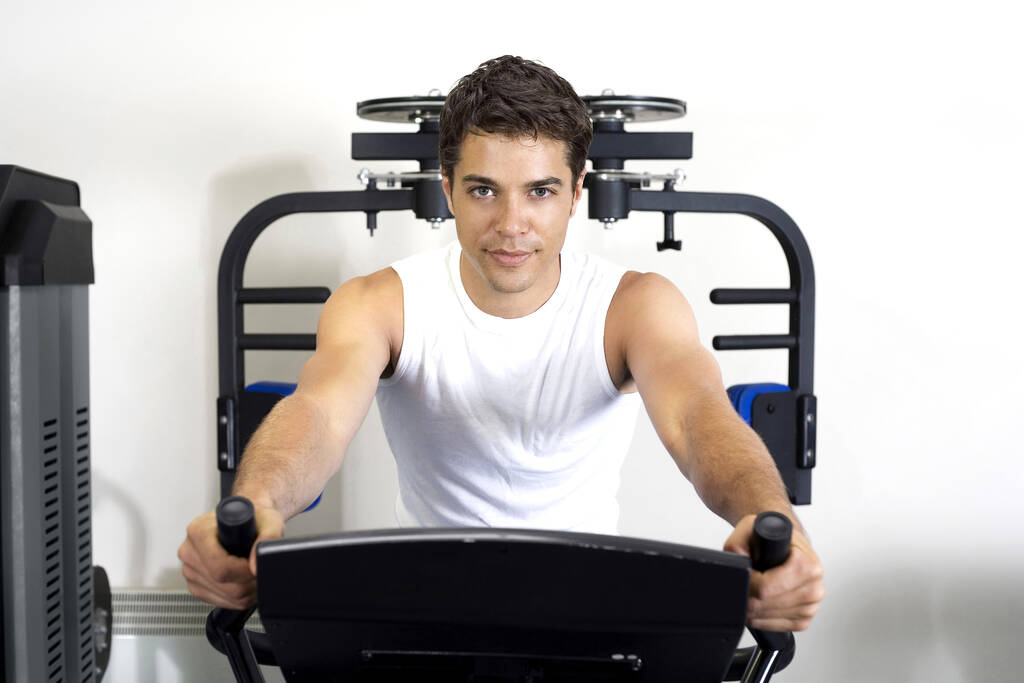 Hombre usando equipo de gimnasio
 - Foto, imagen