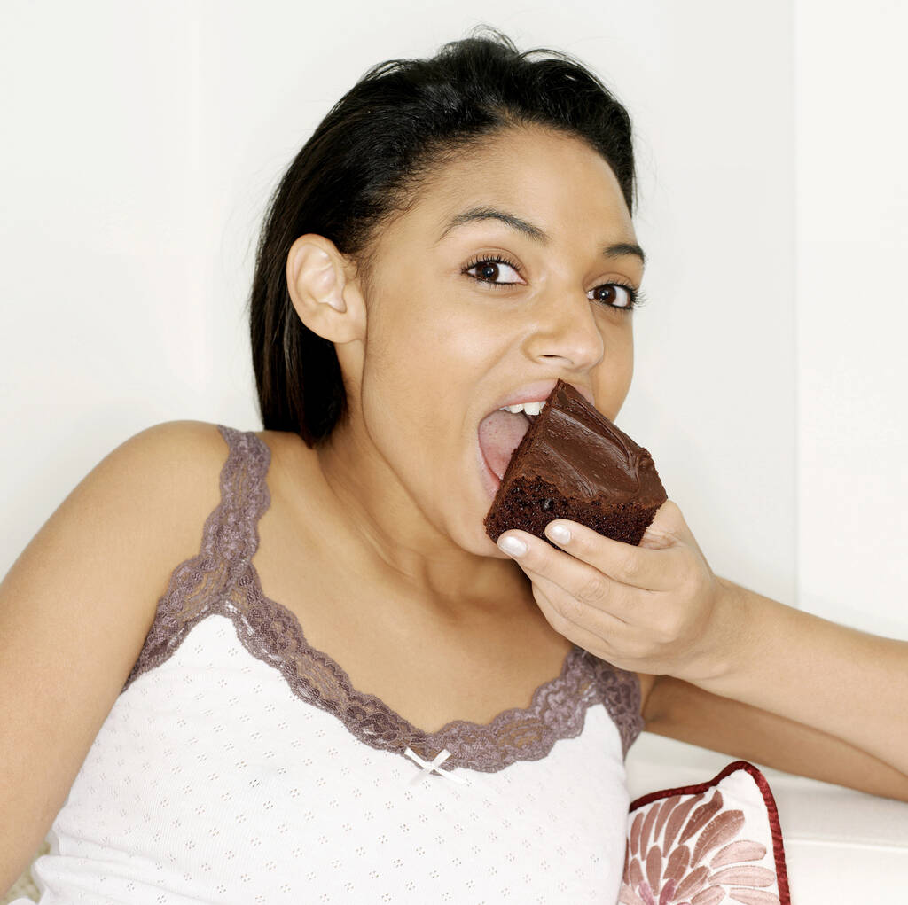 Женщина наслаждается плиткой шоколада - Фото, изображение