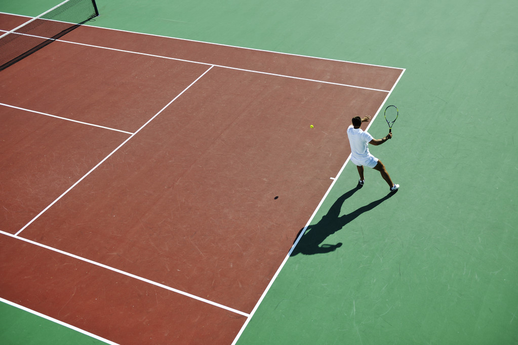 jonge man gaan tennissen buiten - Foto, afbeelding