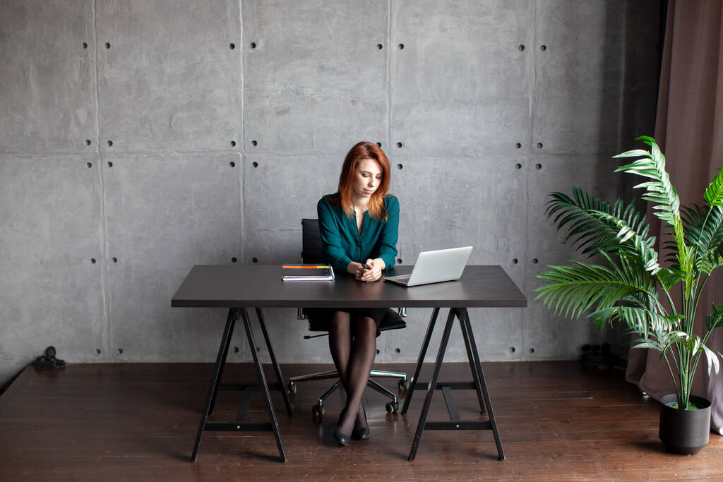 Молоді білошкірі жінки працюють на ноутбуці в сучасному офісі або онлайн вдома
. - Фото, зображення