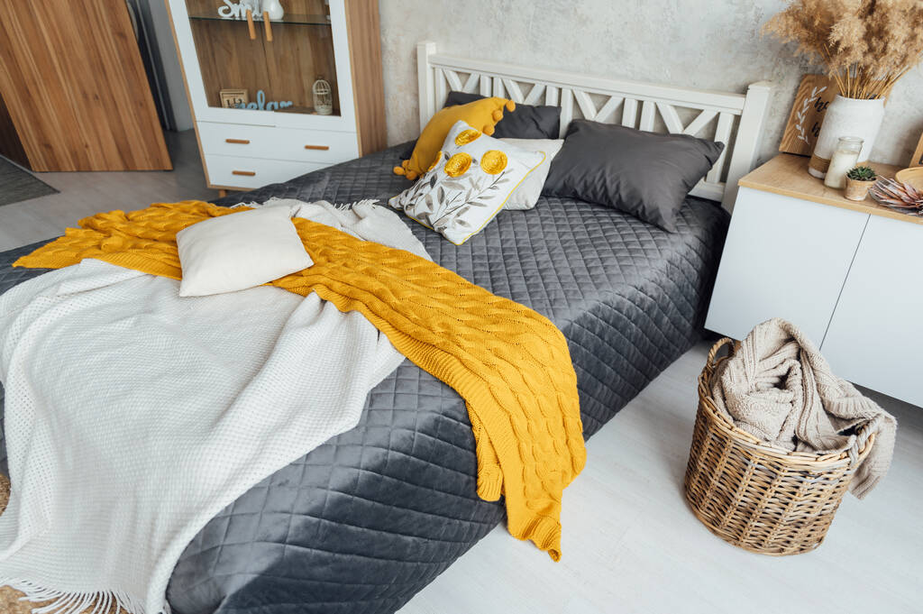 acogedora, comodidad, interior y vacaciones concepto acogedor dormitorio con cama
. - Foto, imagen