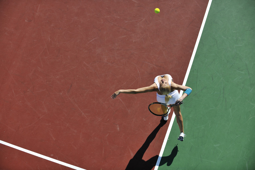 νεαρή γυναίκα παίζουν τένις - Φωτογραφία, εικόνα