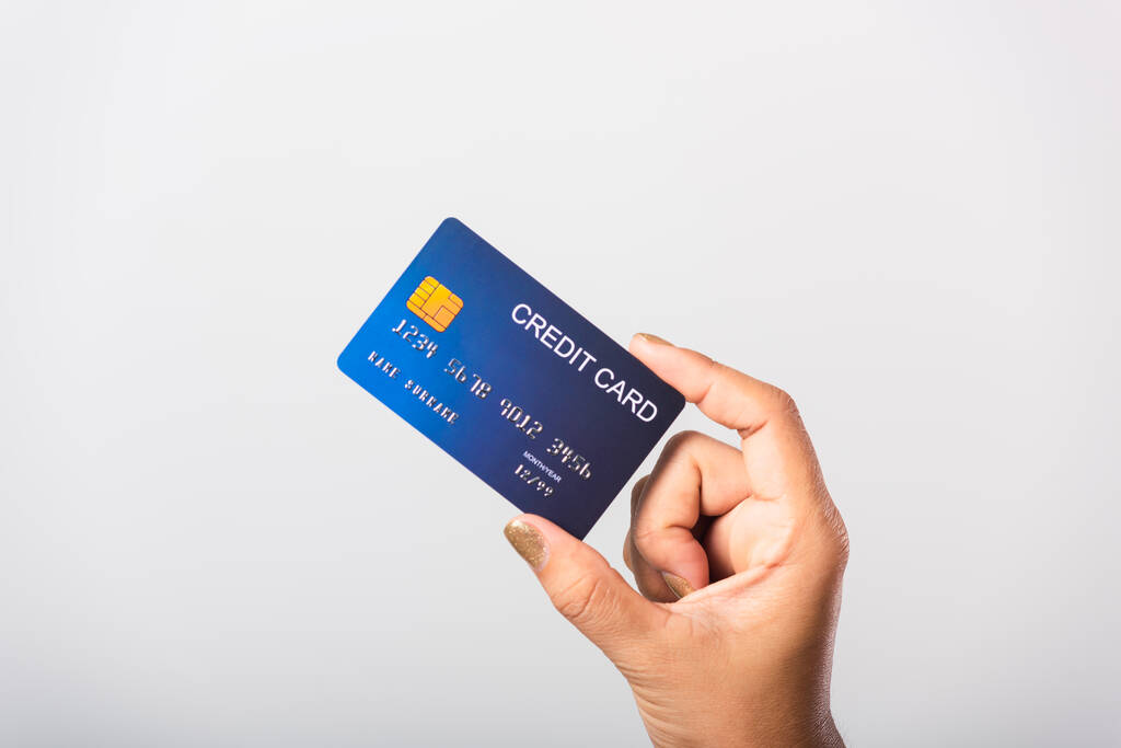 Close up mão de mulher asiática ela segurando cartão de crédito bancário para pagar dinheiro compras on-line, estúdio filmado isolado no fundo branco - Foto, Imagem