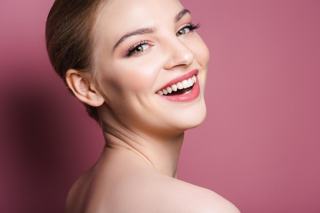 голая и счастливая женщина с макияжем смеется над розовым
  - Фото, изображение
