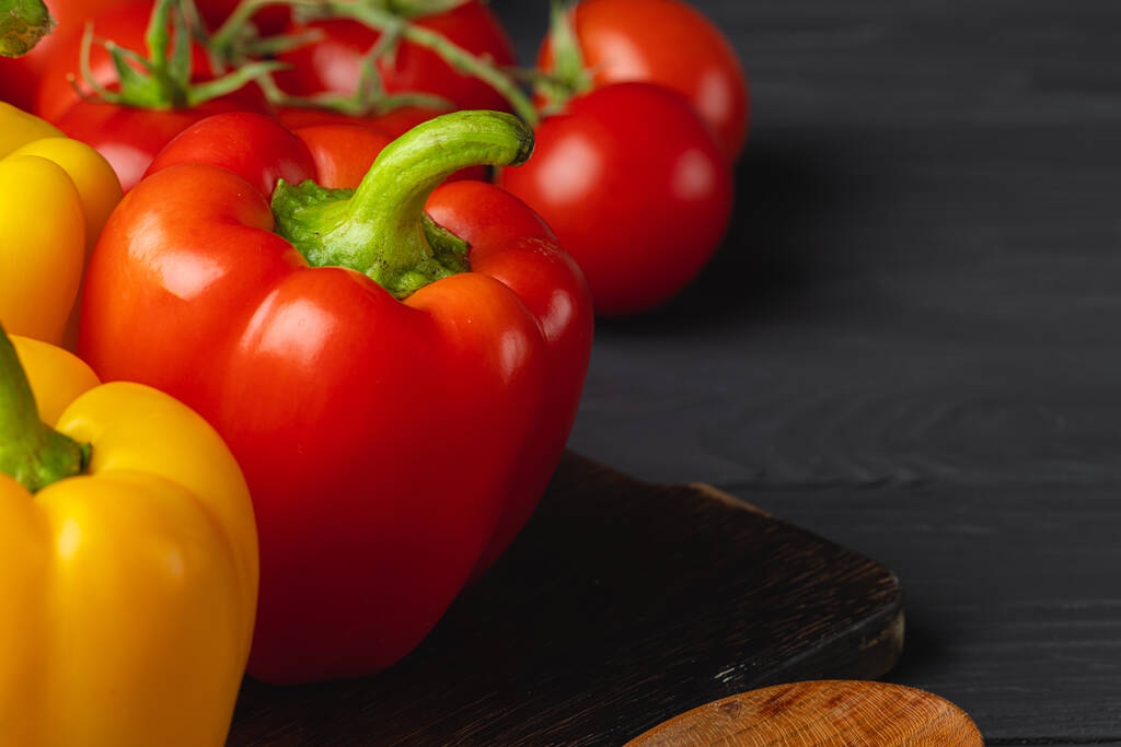 Черри помидоры и перец на кухонном столе
 - Фото, изображение