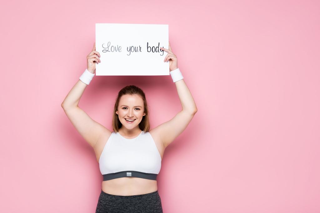 menina sobrepeso feliz segurando cartaz com amor sua inscrição do corpo em rosa
 - Foto, Imagem