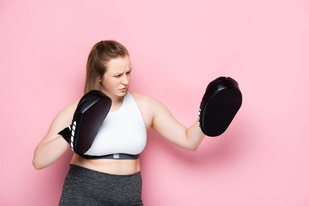 vážná velikost plus dívka školení v boxu podložky na růžové - Fotografie, Obrázek
