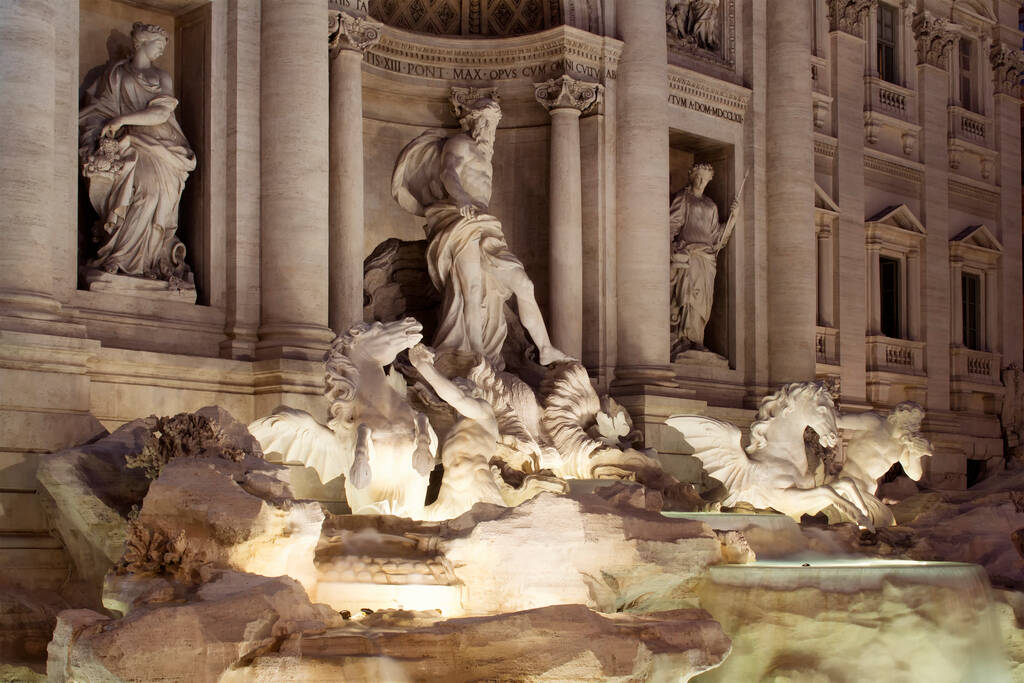 Вид на фонтан Ди Трембеле ночью в Риме. Фонтан "Рококо", созданный Николой Сальви и завершенный в 1762 году, со скульптурными фигурами
. - Фото, изображение