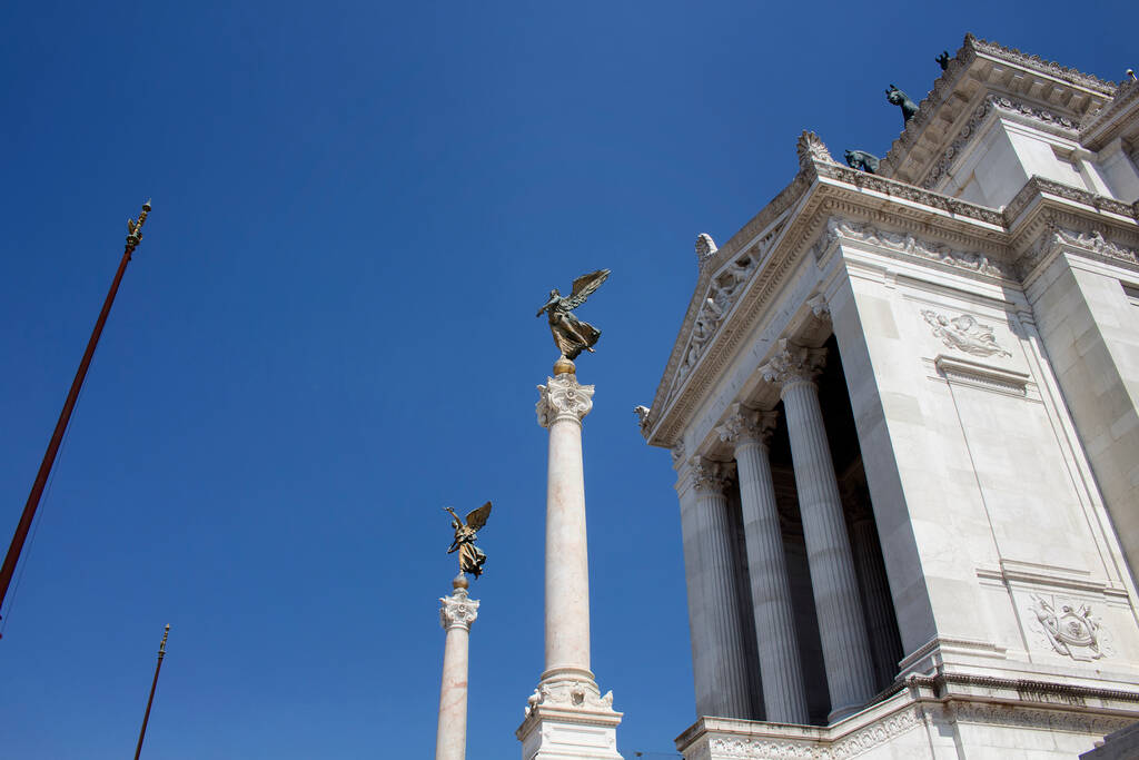 Άποψη των αγαλμάτων στο Βωμό της Πατρίδας στη Ρώμη. Μέγα μάρμαρο, κλασικός ναός προς τιμήν του πρώτου βασιλιά της Ιταλίας & του Α 'Παγκοσμίου Πολέμου στρατιώτες. - Φωτογραφία, εικόνα