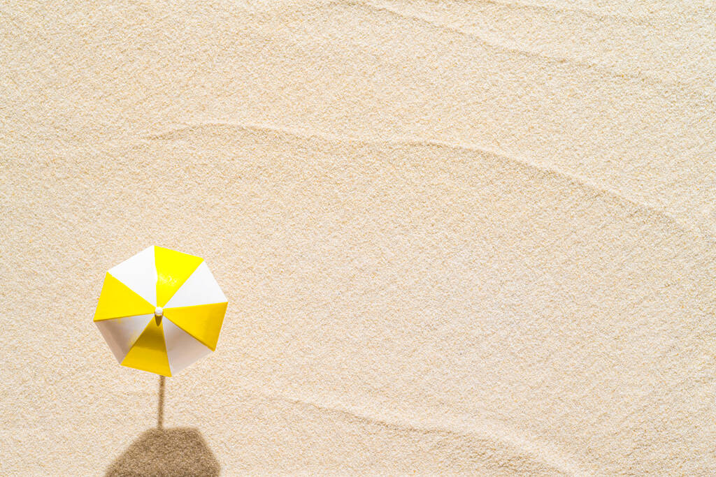 Вид з повітря на піщаний пляж з однією жовтою парасолькою. Концепція літа та подорожей
. - Фото, зображення