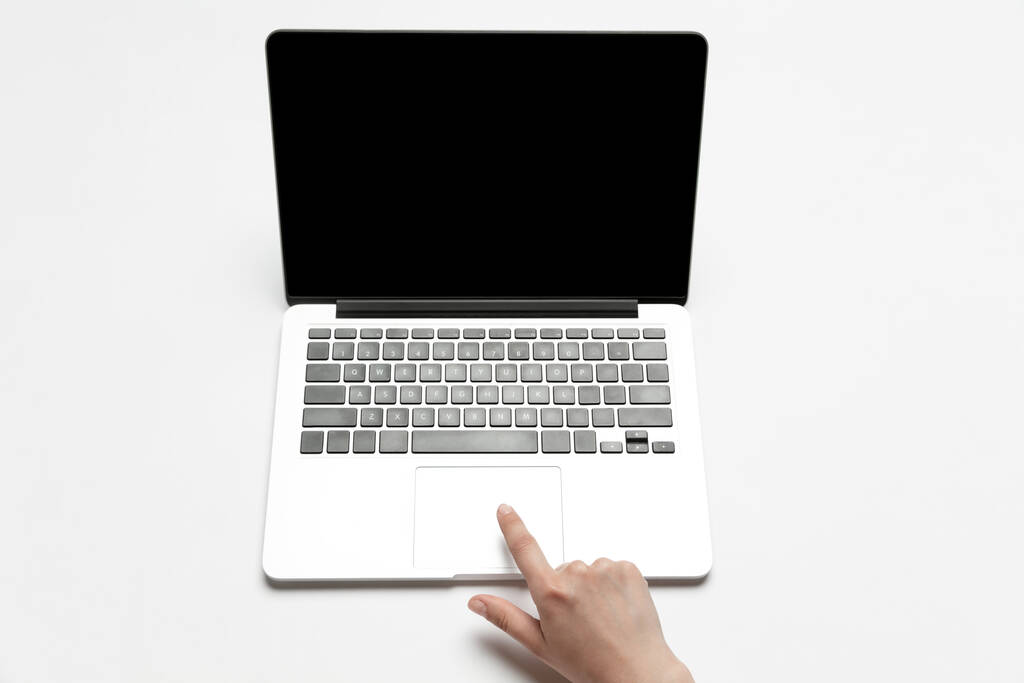 Primer plano de la mano humana usando el ordenador portátil con pantalla en blanco negro, educación y concepto de negocio
 - Foto, Imagen