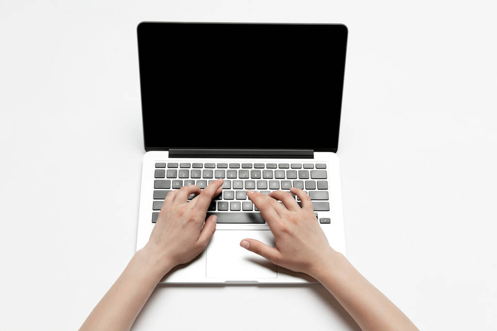 Boş siyah ekran, eğitim ve iş konsepti olan bir dizüstü bilgisayar kullanarak insan elini kapat - Fotoğraf, Görsel