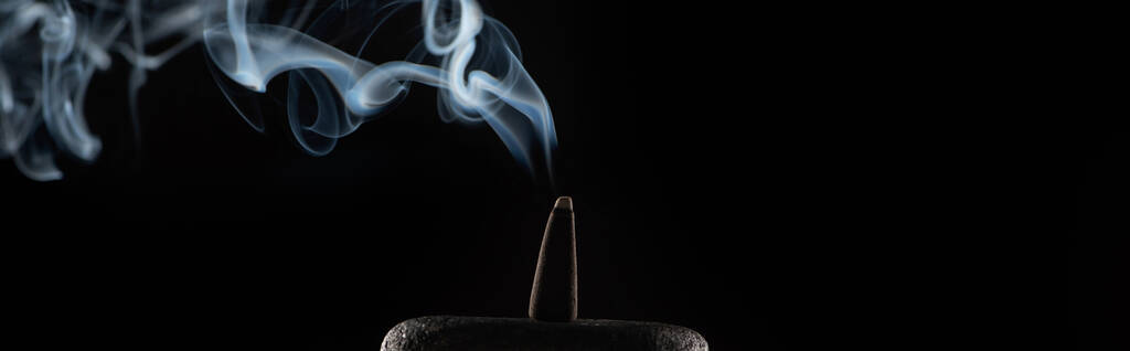 жжение благовоний на камне с дымом на черном фоне, панорамный снимок
 - Фото, изображение