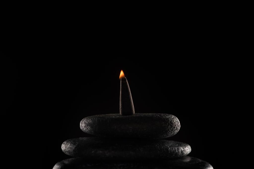 queimando incenso em pedras isoladas no fundo preto
 - Foto, Imagem