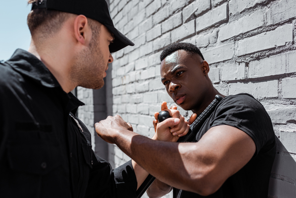 enfoque selectivo de policía detención emocional afroamericano hombre, concepto de racismo
  - Foto, Imagen