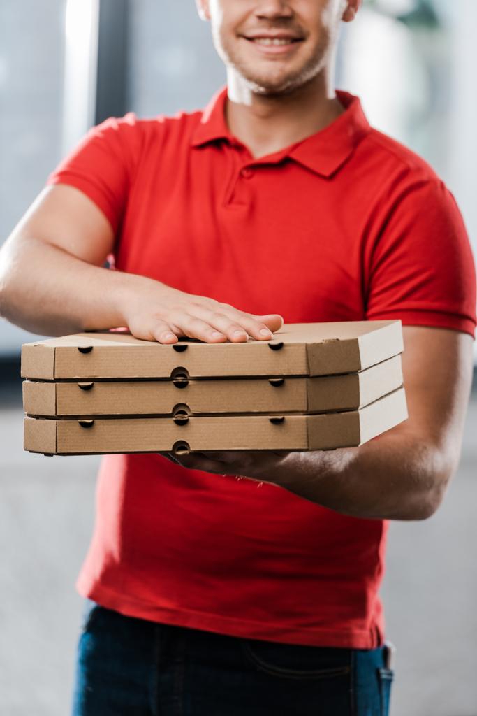 rajattu näkymä positiivinen toimitus mies tilalla pizza laatikot  - Valokuva, kuva