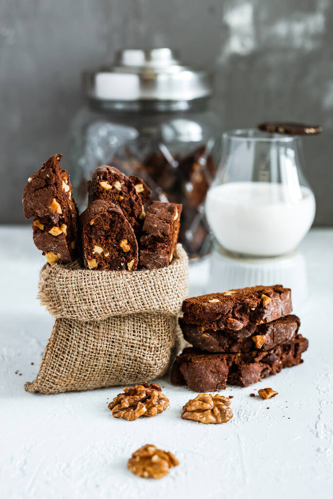 Σπιτικά μπισκότα σοκολάτας με καρύδια και ένα ποτήρι γάλα  - Φωτογραφία, εικόνα