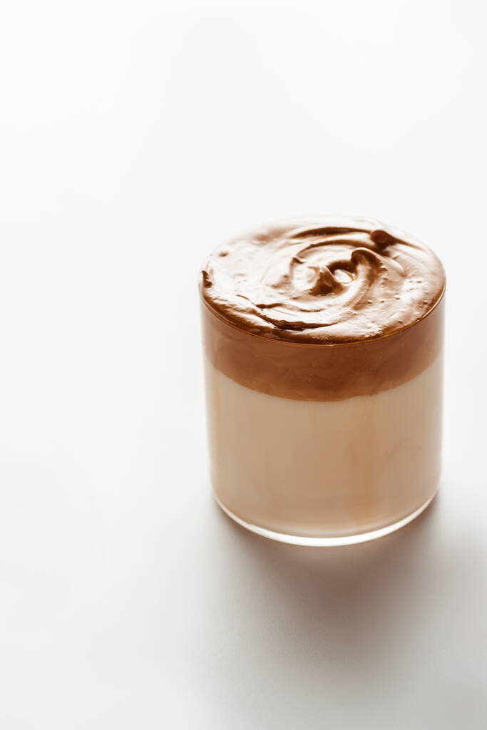 finom Dalgona kávé üveg fehér háttér - Fotó, kép