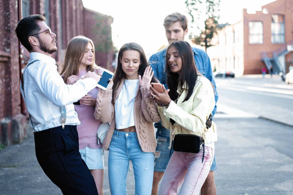 Amigos felices divirtiéndose caminando en el centro de la ciudad al aire libre - Jóvenes millennials bailando juntos
 - Foto, Imagen